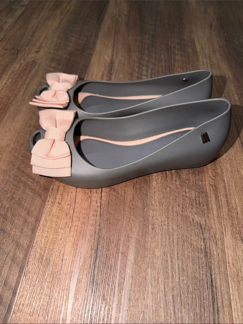 Mel dreamed by Melissa size 13 Gray with Pink Bows